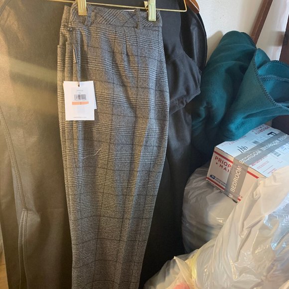 Calvin Klein Size 2 Modern Fit Pants - Picture 2 of 2